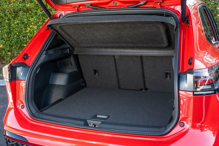 5人乗車時の荷室容量は、従来モデルより37リッター大きい652リッター。4：2：4分割式の後席をたたむと、最大で1650リッターまで拡張できる（ともにVDA値）。