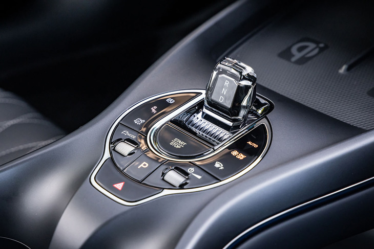 クリスタルをモチーフとしたシフトセレクターは標準装備のアイテム。シフトパネルには、パワーユニットのオン／オフや、ドライブモード切り替え、ハザードランプのスイッチなどが機能的に配置されている。