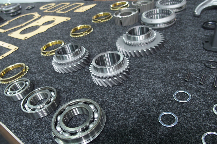 「トヨタ2000GT」の復刻部品。