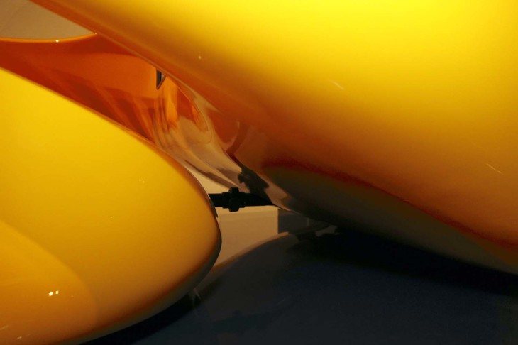 前部と後部との間にはジョイントが見える。