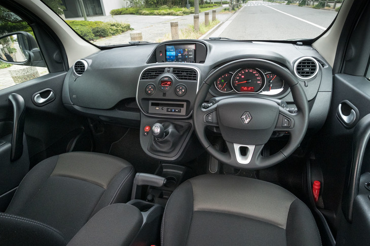 外観同様、カドのない柔らかな意匠が特徴的なインストゥルメントパネルまわり。前後席ともにオーバーヘッドコンソールが設けられるなど、車内の収納は充実していた。