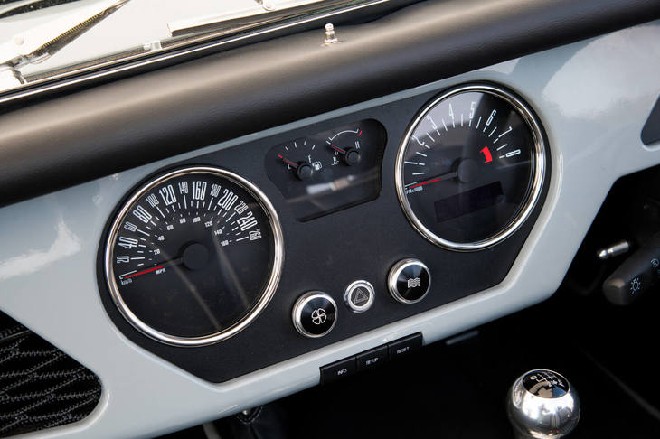 ダッシュボード中央に備わる、速度計とエンジン回転計。エアコンは下部の2つのダイヤルで操作する。