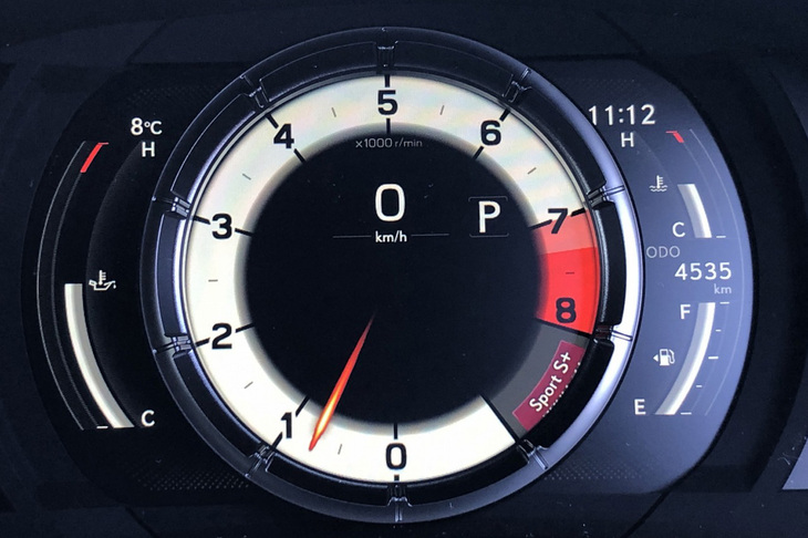 最高出力481PS、最大トルク535N・mを発生する「IS500」の5リッターV8エンジン。レッドゾーンは2段階になっており、7000rpmからは淡い赤、7200rpmから先は濃い赤が配色されている。レクサスのスーパーカー「LFA」の美声は本当に素晴らしかったが、こちらのサウンドにもそれに近い響きがある。