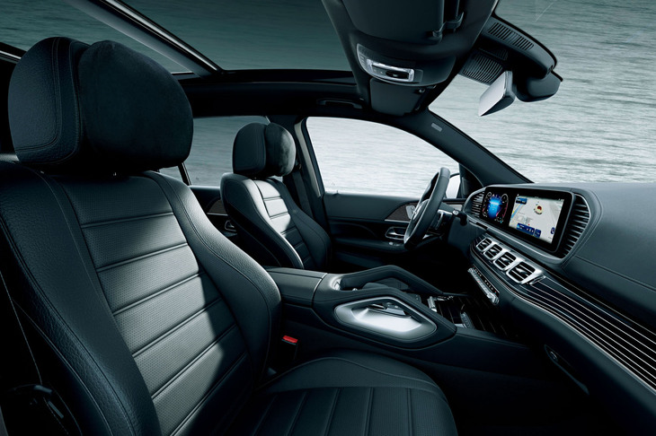 インテリアには、高光沢なブラック仕上げと、流れるようなラインデザインを施した「MANUFAKTURハイグロスブラックフローイングラインピアノラッカーウッドインテリアトリム」が採用された。