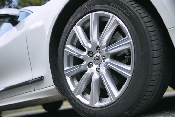 「V90 D4インスクリプション」には、10スポークデザインの18インチアルミホイール（写真）が装着される。