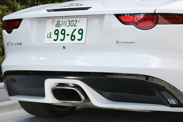 
	マフラーエンドはセンターの1本出し。排気音は走行モードに合わせて変化するほか、スイッチ操作で音質だけを変更できる。
	