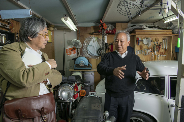 もう少し天井が高ければよかったという阪本昇次さん（右）だが、今のガレージをかなり気に入っている様子。チェーンブロック、電動工具等々ひととおりの道具がそろう。とにかく何でも自分でできてしまうのだからすごい。最近では、デフの交換作業を行っている。