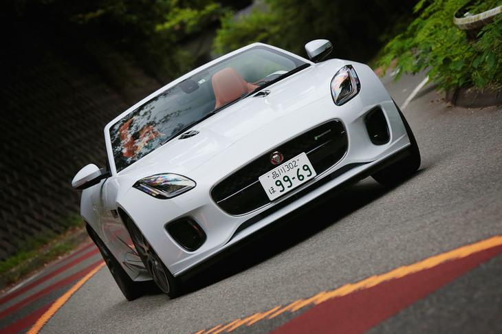 「ジャガーFタイプ」には、コーナー内側の前後輪にブレーキをかけることでコーナリング中のアンダーステアを抑制するトルクベクタリングシステムが備わる。