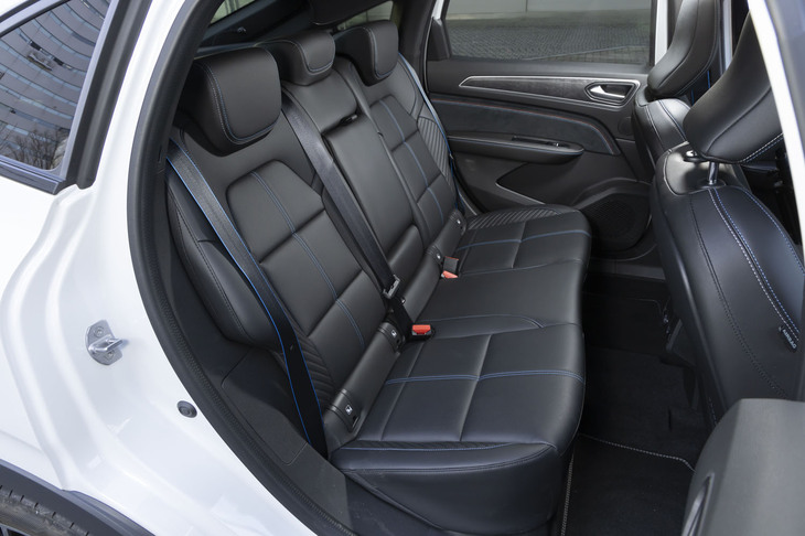 クーペスタイルでありながら、後席の空間もゆったりとしている。足元の広さもさることながら、計算し尽くされたルーフラインによってヘッドルームも十分な高さが確保されている。