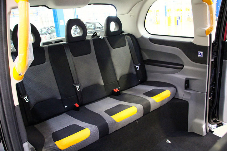 従来のモデルと同じく、客室のシートレイアウトは対面式で、6人まで乗ることができる。