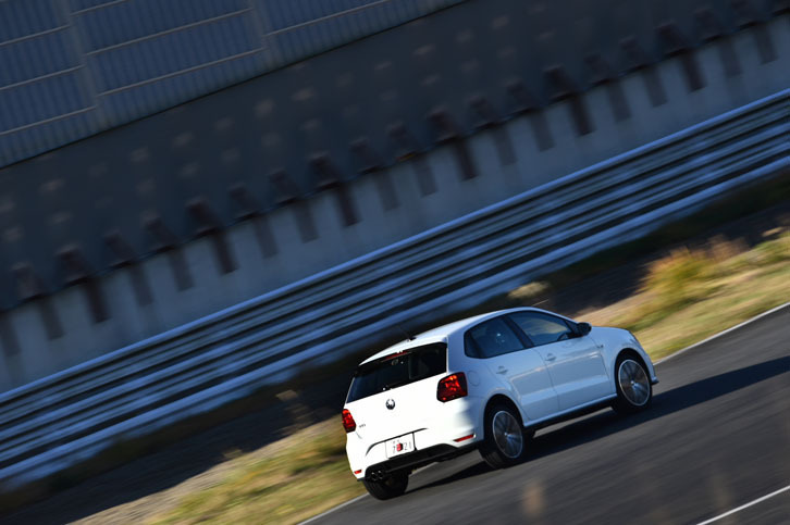 ダークな色調のテールランプやディフューザー付きのリアバンパーは、高性能モデル「ポロGTI」ならではのディテール。