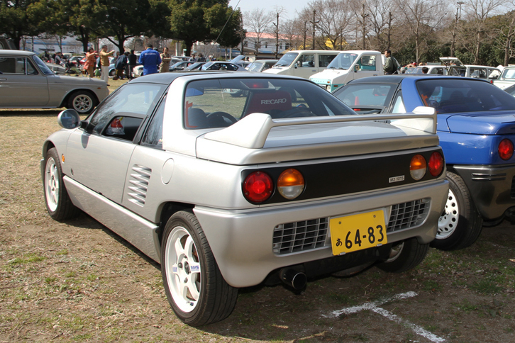 シルバーの「オートザムAZ-1」は、正確にはフォグランプが埋め込まれた独自のマスクとリアスポイラーを持つ1994年「M2 1015」。当時マツダが開発実験工房として設立した子会社であるM2によるモデルだが、「ユーノス・ロードスター」ベースのM2バージョンのような本格的なものではなく、不良在庫化していた「AZ-1」をさばくために企画された、いわば着せ替えモデル。当初は限定50台ということだったが、実際には300台以上作られたのではないかといわれる。