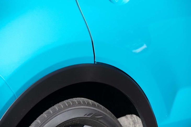 右のリアフェンダー上部。テスト車ではドアとクオーターパネルのチリが微妙に合っていなかった。