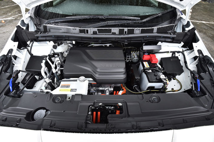 電気モーターは、最高出力150ps、最大トルク320Nmを発生。先代に比べて、それぞれ41psと66Nmアップした。