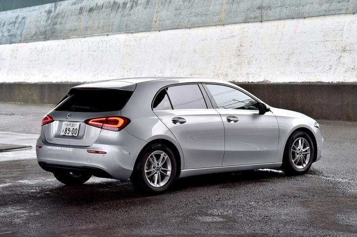 
	【メルセデス・ベンツA180スタイルのスペック】
	ボディーサイズ：全長×全幅×全高＝4440×1800×1420mm／ホイールベース：2730mm／車重：1400kg／駆動方式：FF／エンジン：1.3リッター直4 DOHC 16バルブ ターボ／トランスミッション：7段AT／最高出力：136ps（100kW）/5500rpm／最大トルク：200Nm（20.4kgm）/1460-4000rpm／タイヤ：（前）205/60R16 92V／（後）205/60R16 92V（ピレリ・チントゥラートP7）／燃費：15.0km/リッター（WLTCモード）／価格：369万円
	