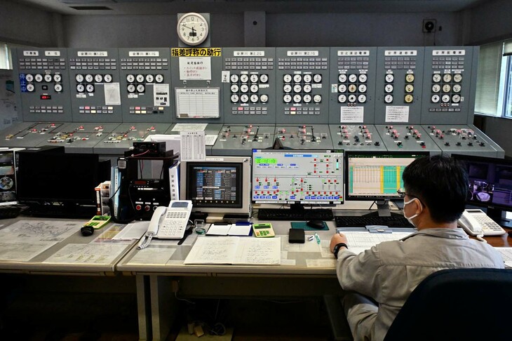 24時間監視を続ける発電所のコントロール室。安房川第二発電所は、今回のツアーのために特別公開された。