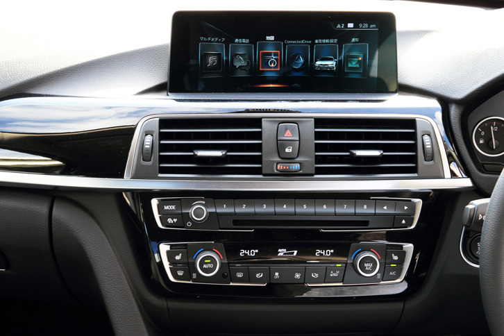 試乗車には地図や車両情報設定のほか、「BMW SOSコール」や「BMWテレサービス」などの機能を持たせた「BMWコネクテッド・ドライブ・プレミアム」がオプションで備わっていた。
	 
	