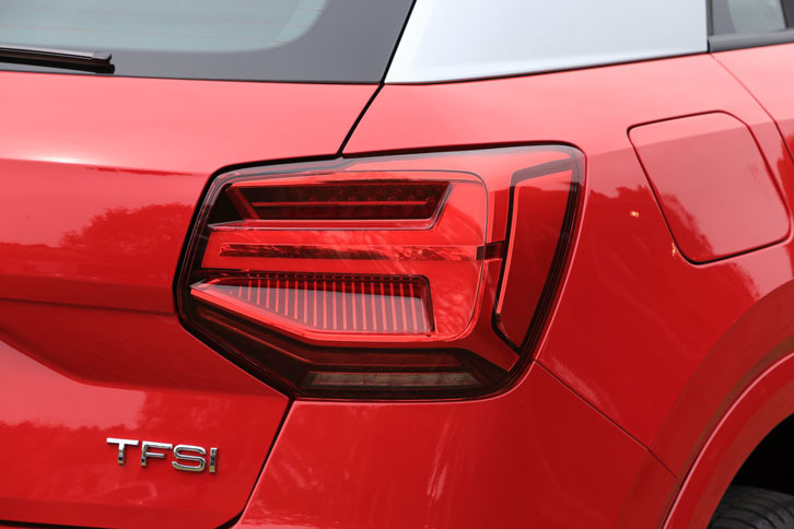 リアコンビランプも多角形がモチーフ。ウインカーの光線が車体外側に流れるように見える「ダイナミックターンインディケーター」が備わる。