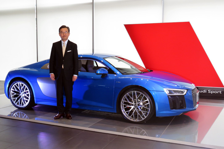 「アウディR8」とアウディ ジャパンの斎藤 徹社長。