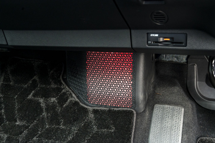 ドアパネルや足元に備わった「ANDON（あんどん）」のイルミネーションカラーは赤に変更されている。