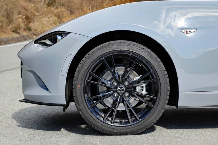 新デザインの17インチアルミホイール。純正のホイールはソフトトップ車が16インチ、「RF」が17インチで、タイヤサイズも前者が195/50R16、後者が205/45R17と、後者のほうがワイドで低偏平となる。