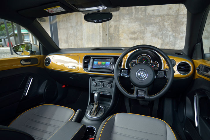 運転席まわりの様子。スマートフォンの接続に対応する、純正ナビゲーションシステム“714SDCW”が標準で備わる。