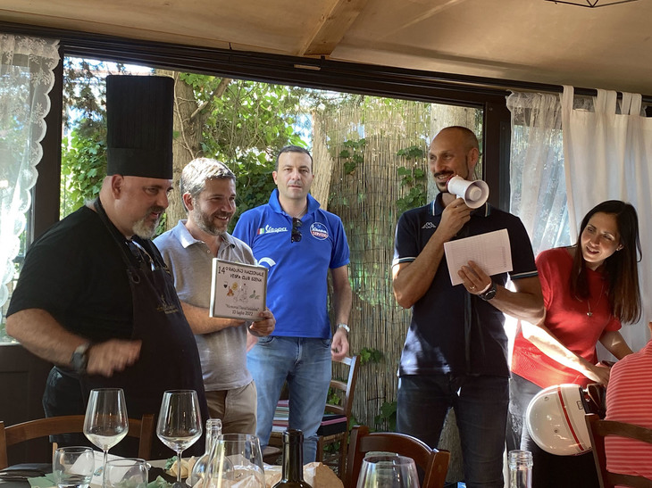 ランチ会場で。遠方から来てくれたクラブと同様に、リストランテのシェフ（左端）も表彰。