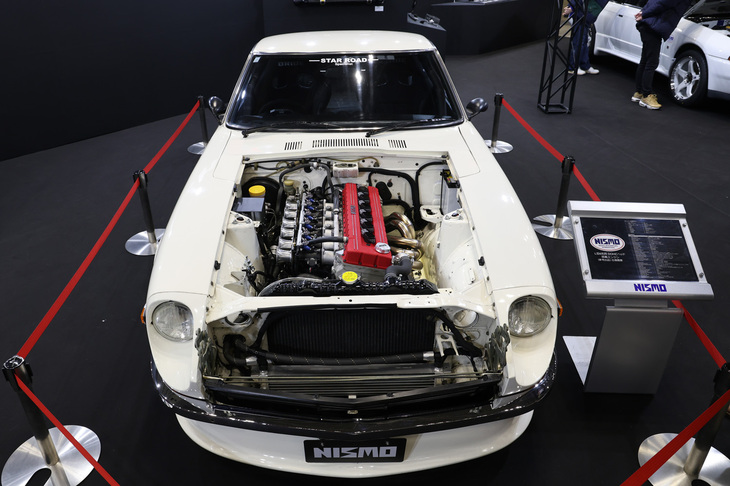 今回のサプライズ！ ニスモが展示した初代「フェアレディZ」が搭載していたのは、同社が新たに開発したDOHC 24バルブヘッドを載せたL型6気筒!! バルブ挟み角は非公表だったが、かなりの狭角ツインカムである。