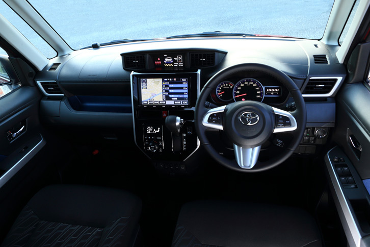 「タンク カスタムG-T」のインテリア。「カスタム」系のグレードには、ピアノブラックの空調パネルやシルバー調の装飾、ブルーの助手席オープントレーなどが用いられている。