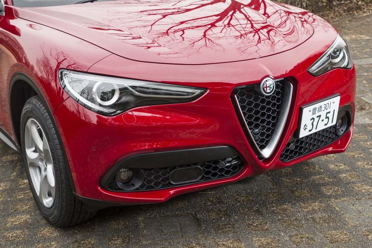 フロントまわりのデザインは、「ステルヴィオ」の他グレードと共通。バイキセノンヘッドランプやフォグランプが標準で備わる。