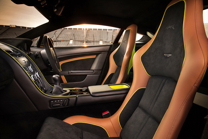 「V12ヴァンテージAMR」のインテリア。写真は「Halo Pack」選択車のもの。