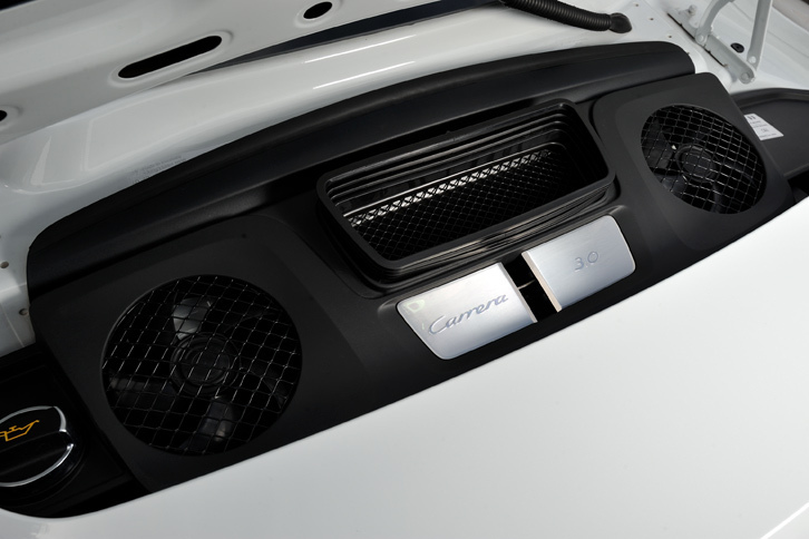 メンテナンス用ハッチの下に貼られた、「Carrera」「3.0」と書かれた2枚のプレート。新しい「911カレラ」には、3リッター水平対向6気筒ターボエンジンが搭載される。