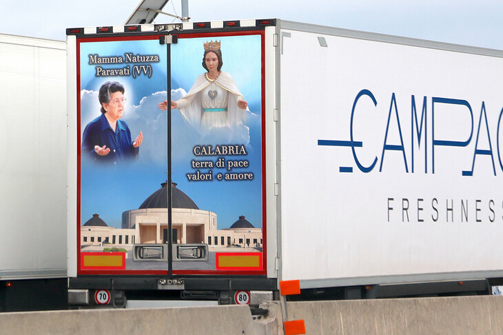 カラブリアを拠点にしている運送会社のトラック。かつて実在した地元出身の人物で、“神のしもべ”とあがめられている“マンマ・ナトゥッツァ”がプリントされている。