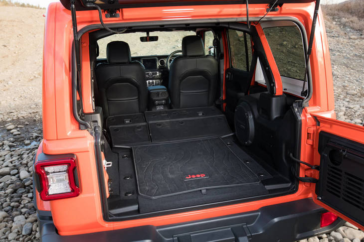 「ラングラー アンリミテッド」の荷室容量は、後席をたたんだ状態でおよそ2000リッター。アルパイン製プレミアムオーディスピーカー（9基）が装備される「ローンチエディション」では、荷室の右側に耐候型サブウーファーが搭載される。