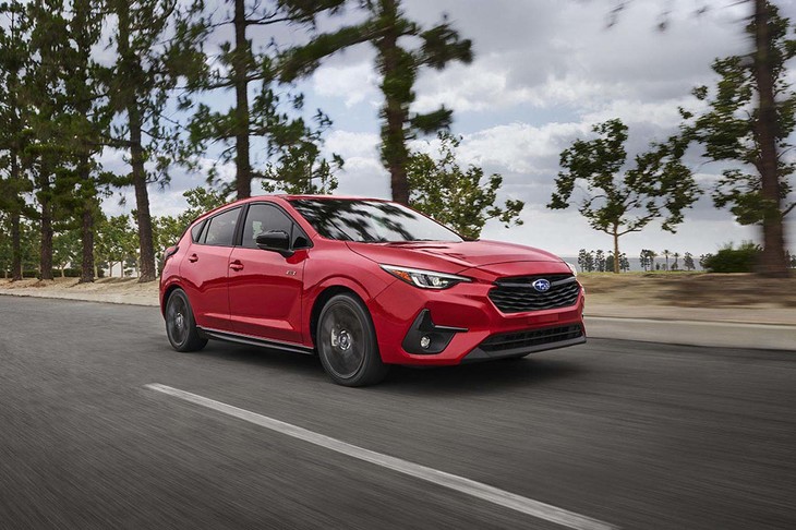 ロサンゼルスモーターショー2022において世界初公開された、北米仕様の新型「スバル・インプレッサ」。