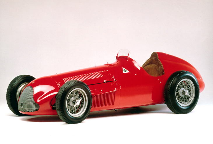 通称「アルフェッタ」こと1951年のF1チャンピオンマシンである「ティーポ159」。1.5リッター直8 DOHCスーパーチャージドユニットを搭載。なぜ「小さいアルファ」を意味するアルフェッタと呼ばれたかというと、設計された当時の規格ではF1に対するF2のようなクラスに属していたためである。