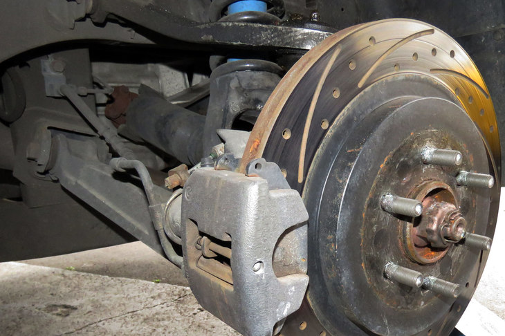 わが「バイパー」のリアの足まわり（……といっても、ほとんどブレーキディスクしか写っていませんが）。本多氏の言う通り「部品交換後にトー角を調整しなかった」のだとしたら、その施工はアメリカ在住のころ、しかもオーナー氏のDIYによってなされたものと思われる。さすがに日本のショップさんが、そこまでズサンな仕事をするとは思えないので……。