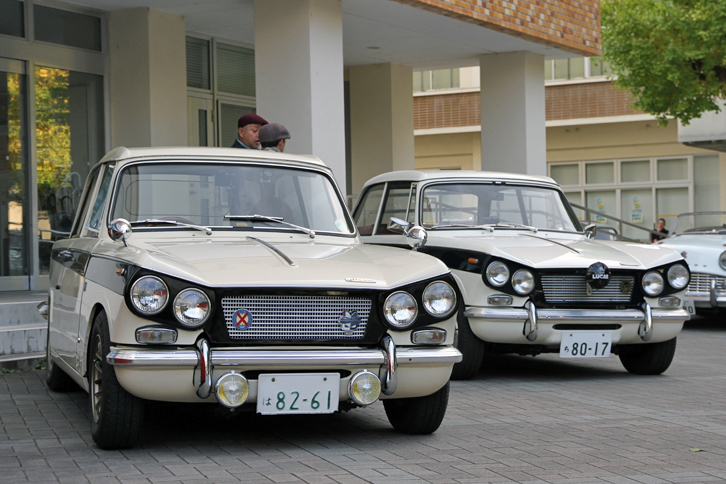 2台並んだ、ミケロッティによるツリ目デザインが特徴の「トライアンフ・ヴィテスMk2」。