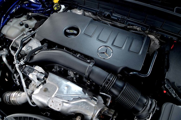 「GLB250 4MATICスポーツ」のガソリンターボエンジン。ディーゼルターボの「GLB200d」に対して、最高出力・最大トルクともに勝っている。