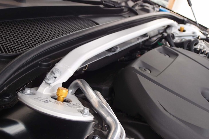 ボルボS60 T8ポールスターエンジニアード（ストラットタワーバー）