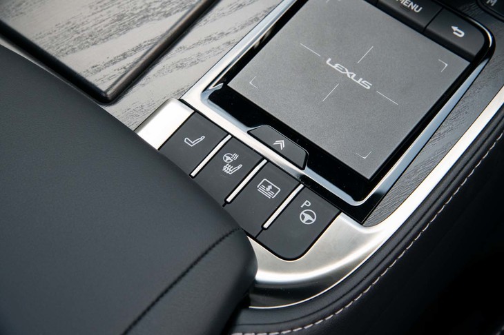 センターコンソールにはステアリングヒーターとシートヒーターの操作画面を呼び出すスイッチが新設された。呼び出した後はタッチスクリーンで操作する。