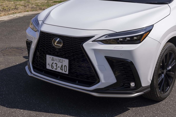 「NX350」はスポーティーグレードの位置づけとなっており、トリムは“Fスポーツ”のみの設定。フロントまわりではメッシュタイプのグリルとバンパー下部のシルバー加飾が特徴だ。