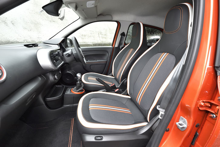 レザー調素材とファブリックからなるシートが装着される。中央には白とオレンジのラインが入る。