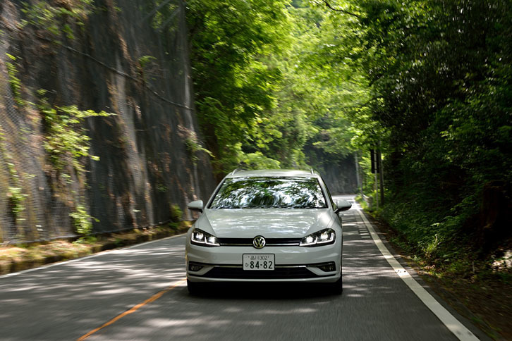 「ヴァリアント」の足まわりは「ハッチバック」よりやや硬い。かといってサスペンション作動初期の硬さがなく、チューニングの巧みさがうかがえる。