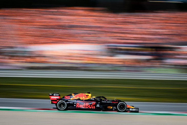 ホンダとのパートナーシップ1年目、レッドブルは3勝と2つのポールポジションを記録し、コンストラクターズランキング3位でシーズンを終えた。シーズン序盤には新レギュレーションにマシンを合わせ込むことに難儀するも、フランスGPで投入した改良型マシン＆パワーユニットから好転し、チームの地元オーストリアGPでは、ルクレールとの接戦を制したフェルスタッペンが今季初勝利。ホンダ13年ぶりの優勝に、日本のファンのみならず世界中が惜しみない拍手と声援を送っていたのが印象的だった。（Photo＝Red Bull Racing）