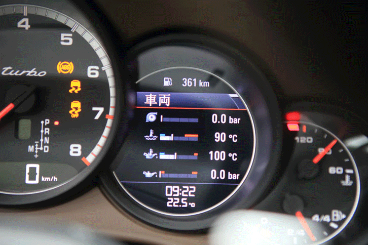 5連メーターの右から2番目は、液晶のマルチインフォメーションディスプレイ。さまざまな車両情報が表示される。