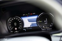 メーターパネルは液晶タイプ。写真のように、カーナビのマップも表示できる。