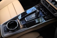 エアコンの温度や風量設定、シートのヒーターやベンチレーションなどは、すぐに操作できるよう専用スイッチを配置。シフトレバーはバイワイヤ式で軽いタッチだが、クリック感のある操作フィールになっている。カップホルダーはセンターコンソールに1つ（写真）、さらに助手席用としてグローブボックス上に収納式のものが用意される。