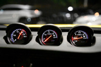 ダッシュボード中央の3連メーターは、初代モデルにも採用されていた伝統のモチーフ。右からブースト計、ターボ回転計、電圧計の順に配置されている。（写真＝池之平昌信）