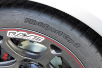 タイヤサイズは前後同径で235/40ZR18 95Y。ミシュランの「パイロットスポーツ カップ2」が装着されていた。